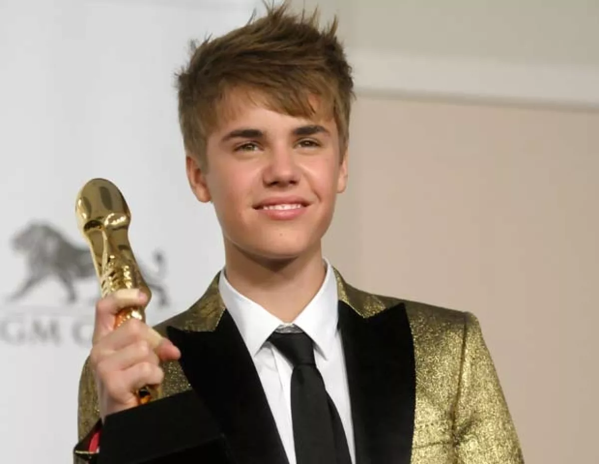 Justin Bieber no desfiló por la alfombra roja con su novia Selena Gomez, pero en la ceremonia sí se dieron unos besos.