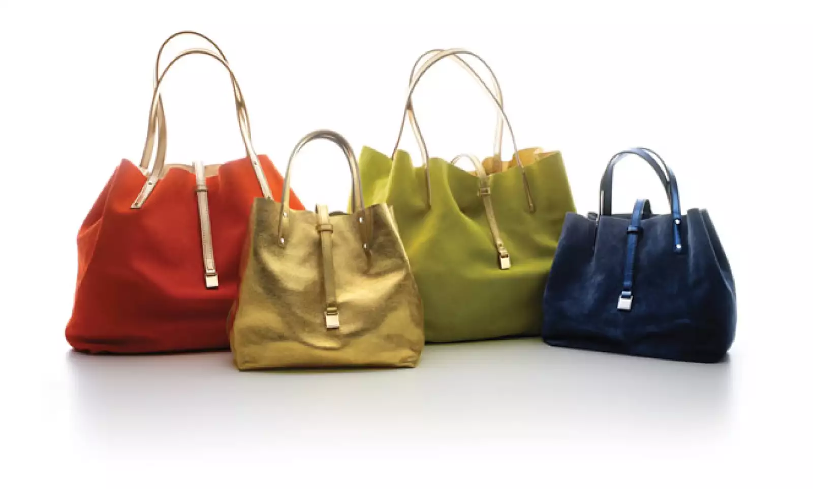 La sorpresa de la temporada es que los diseñadores tomaron en sus manos el Tote y lo hicieron reversible, con  intensos colores y el tacto de la gamuza y piel en acabado metálico.