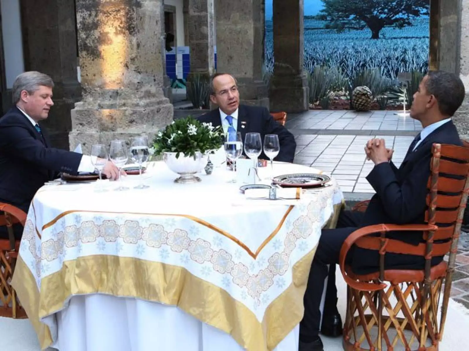 El primer ministro de Canadá, Stephen Harper, el presidente de México, Felipe Calderón y de Estados Unidos, Barack Obama, charlaron amenamente durante la cena de trabajo en el Instituto Cultural Cabañas.