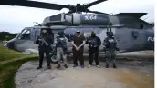 Edgar Valeriano “N”, alias “Kamoni”, junto a un grupo de elementos de seguridad después de su detención