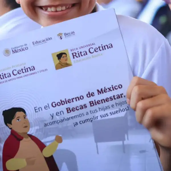 Dos manos de un niño sostienen un sobre blanco con la imagen de Rita Cetina y con el texto: En el Gobierno de México.jpg
