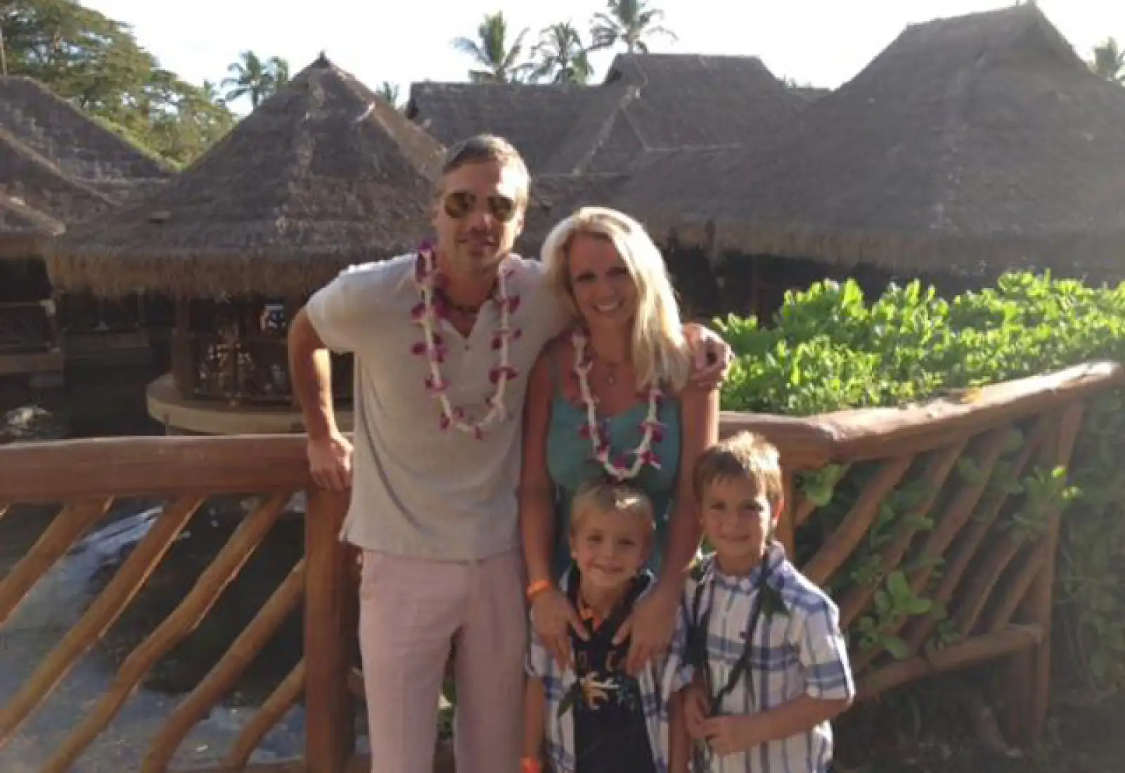 Britney Spears celebró en Hawaii con su prometido y sus dos hijos.
