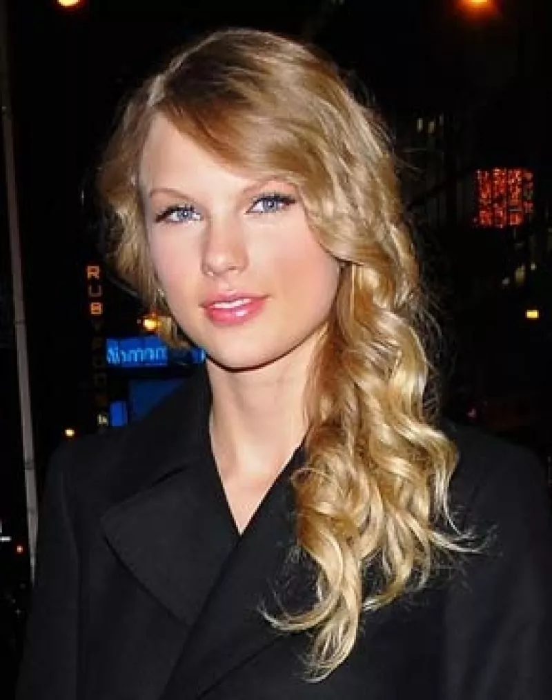 La estrella de la música country encabeza con 5 postulaciones la lista de nominados a los American Music Award 2009, en donde enfrentará un posible tributo póstumo a Michael Jackson.