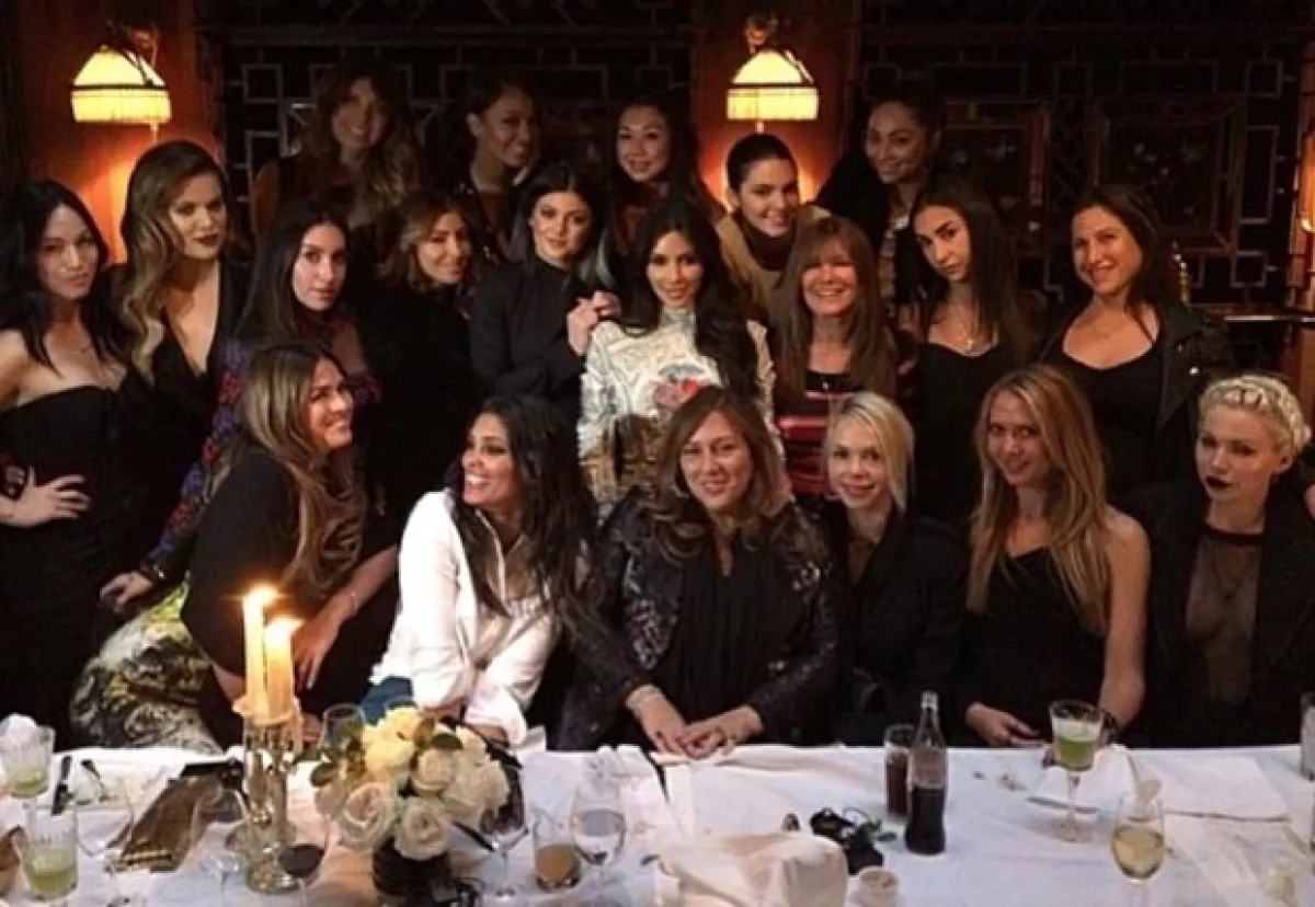Lorraine Schwartz es una de las invitadas más distinguidas. También acudió a la despedida de soltera de Kim en París.