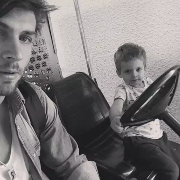 Los autos son una de las pasiones del niño de tres años.