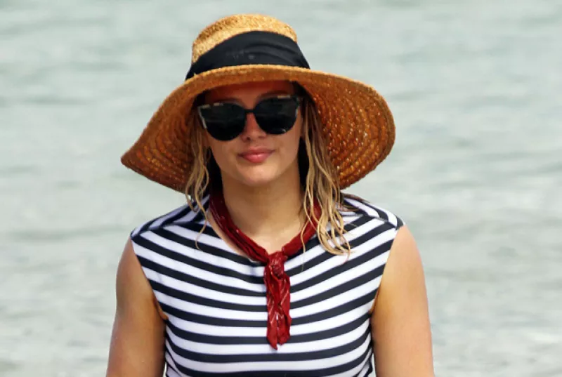 La cantante fue captada en las playas de Hawái donde, a pesar de lucir un traje de baño de dos piezas que le cubría la mayor parte de su cuerpo, hubo una parte que no logró ocultar.