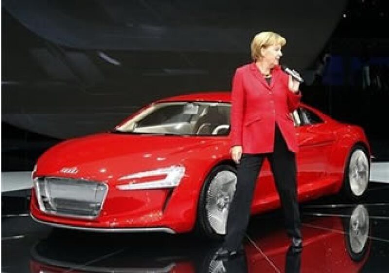 Angela Merkel llevó la campaña por su reelección a la Feria del Automóvil de Francfort. (Foto: AP)