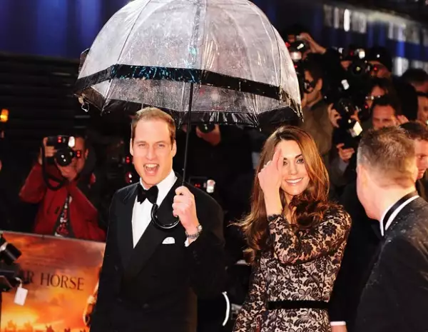 Guillermo protegió de la lluvia a su querida esposa.