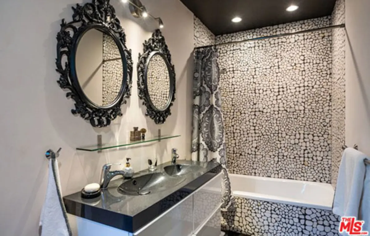 La casa además de los baños, también cuenta con jacuzzi.