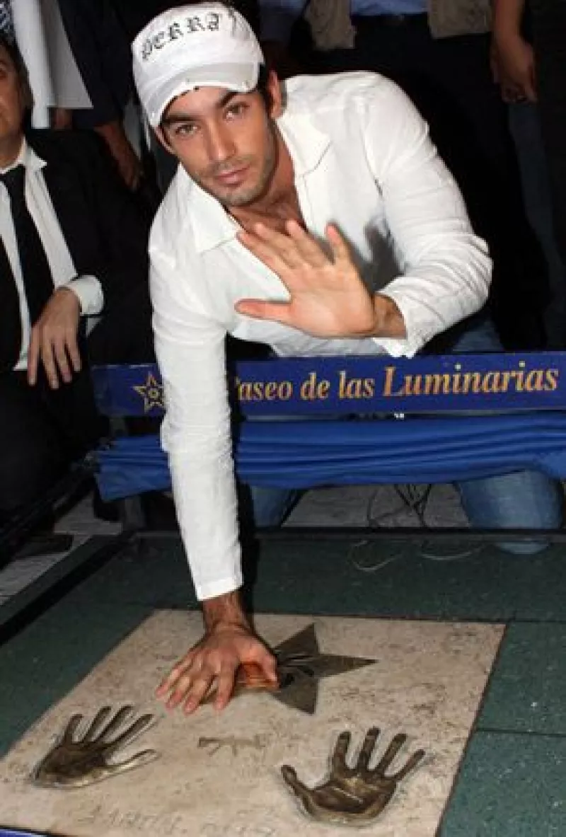 El actor y ahora cantante develó sus huellas en la Plaza de las Estrellas, donde se dieron cita cientos de seguidoras quienes le mostraron su apoyo incondicional.