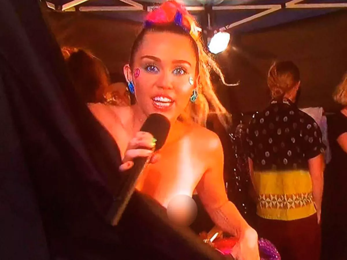 Miley causó polémica al mostra su torso desnudo durante la transmisión.