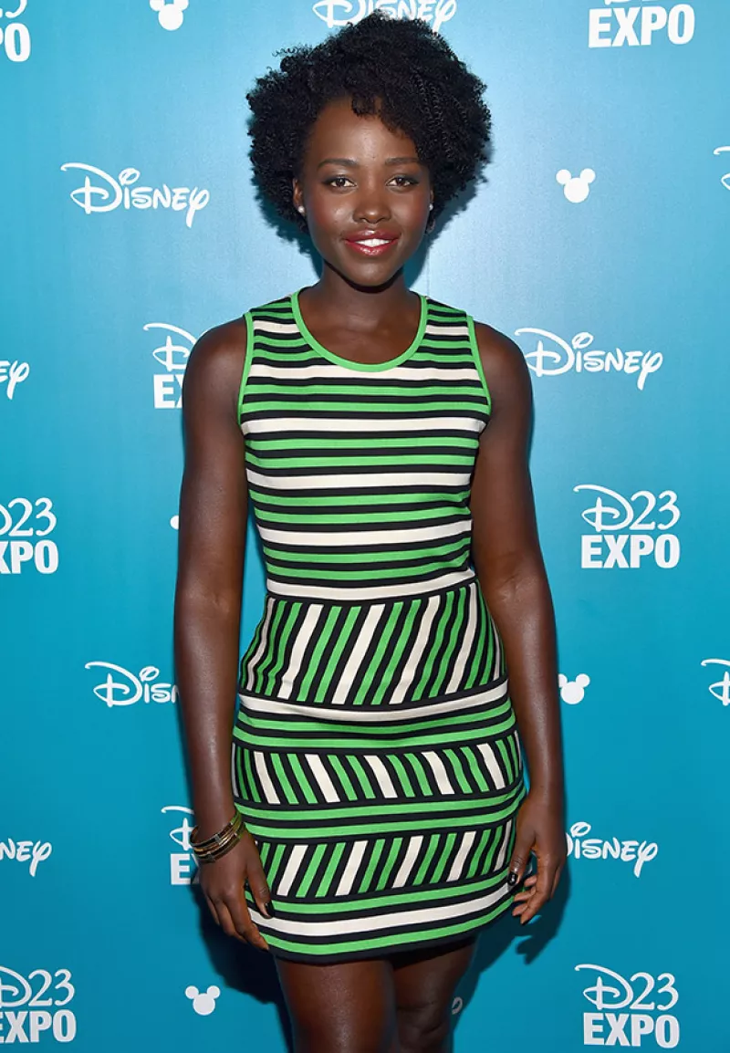 La actriz de "12 años de esclavitud"  vivió de niña en Kenia, donde aprendió a cuidarse siguiendo la tradición de las mujeres del país.