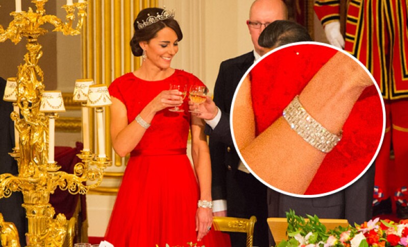 La pulsera en su muñeca derecha, le perteneció a la reina Mary, abuela de la reina Isabel II. La reina madre fue la última en usarla, hasta ahora Kate.