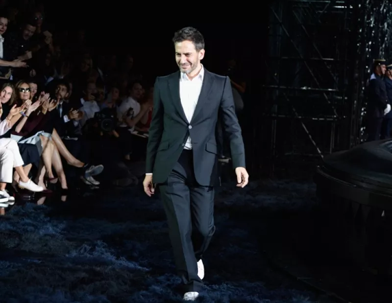 Luego de la presentación Primavera-Verano 2014 de la casa francesa se anunció que el diseñador estadounidense dejará el mando creativo de la firma.