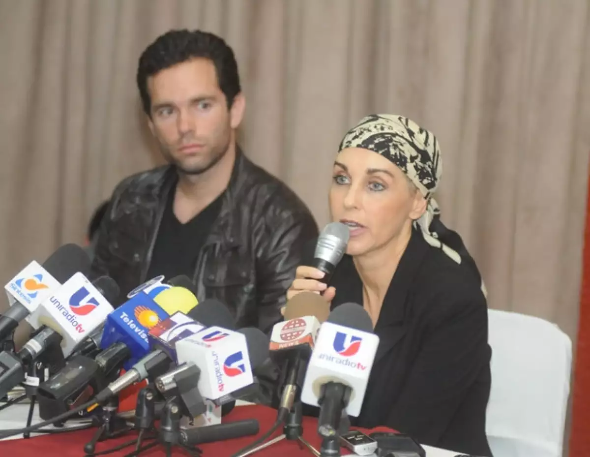 La esposa del ex alcalde de Tijuana, Jorge Hank Rohn, dio ayer una conferencia de prensa donde contó cómo ocurrió el arresto de su marido y pidió que se actúe conforme a derecho.