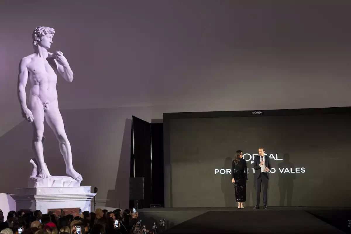 imagen de John Caselaw, Brand General Manager L’Oréal Paris México y Alma Mora, Advocacy Manager en L’Oréal Paris México durante el inicio de la pasarela.