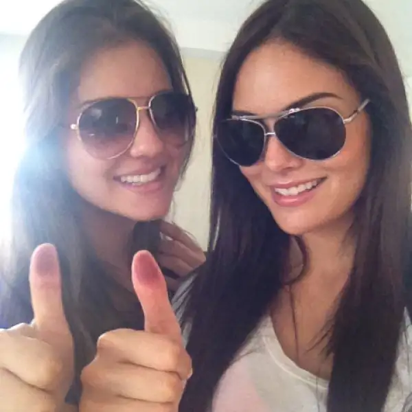 Ximena Navarrete fue a votar en compañía de su hermana.