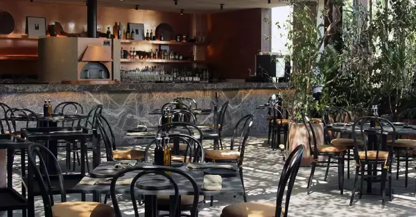 Terraza al ire libre con ambiente moderno y rodeado de plantas