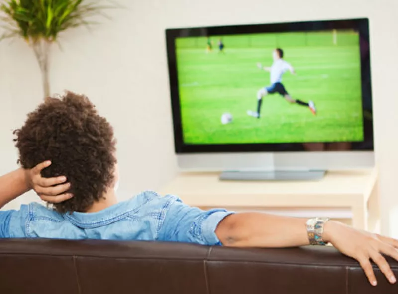 televisor sintonizando el futbol