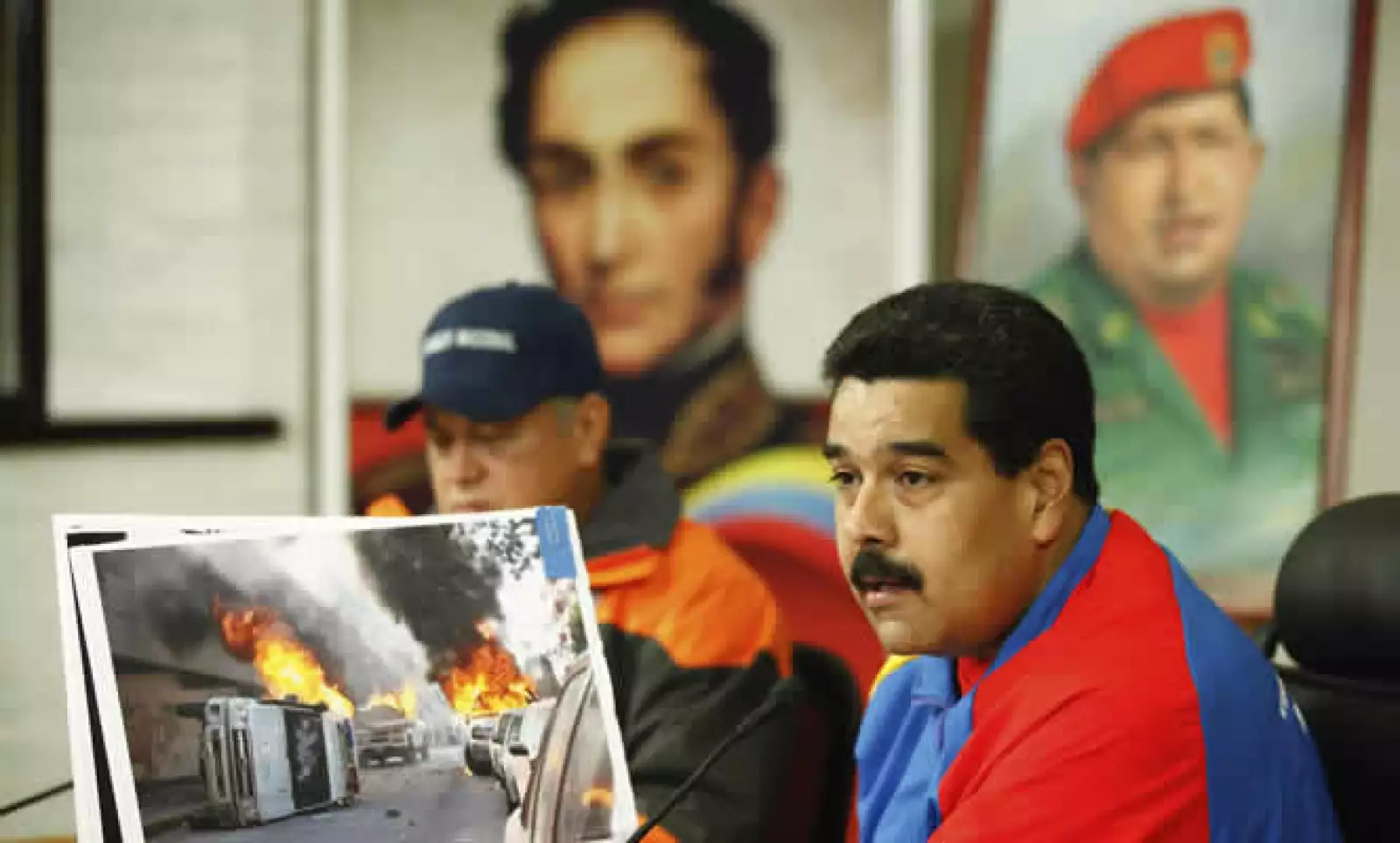 El Gobierno de Nicolás Maduro acusa a tres diplomáticos estadounidenses de financiar las protestas que han estremecido al país.