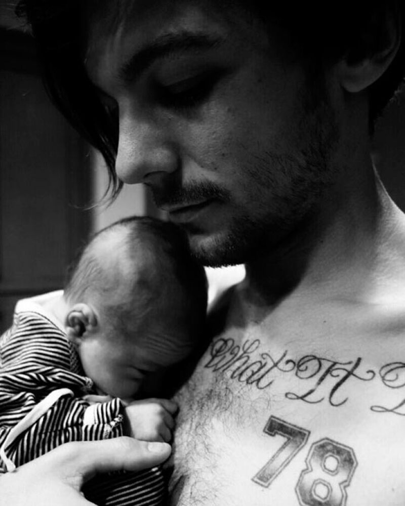 Louis encantó a sus fans con esta hermosa foto junto a su bebé.