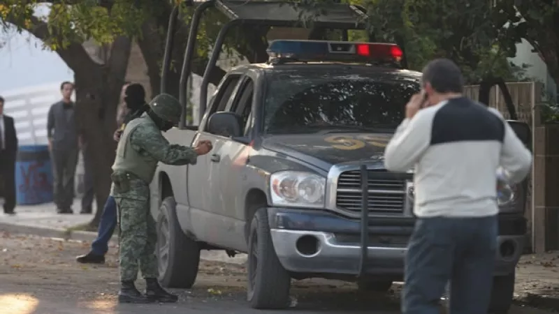 Un soldado patrulla zonas de Monterrey