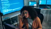 Más IA, mismo desgaste: la tecnología automatiza, pero no reduce la carga laboral real