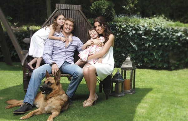 They married when he was 37 and she was 29; They have two daughters, Mía and Azul, and a German shepherd named Gardel lives in their house.