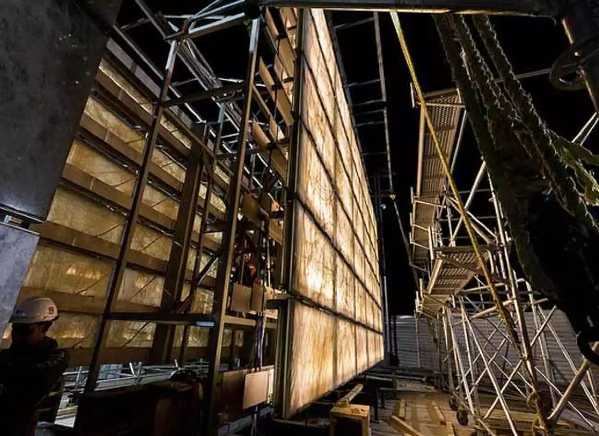 Estela de luz, construccion
