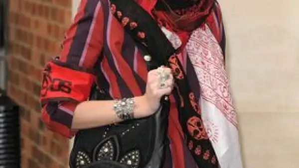 La actriz, quien además es un icono de la moda, presentó un nuevo diseño de su colección en un evento realizado en el Hotel Soho de Londres.