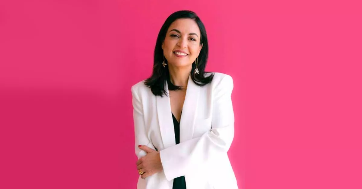 Blanca Juti posa al centro de la imagen con un fondo rosa.