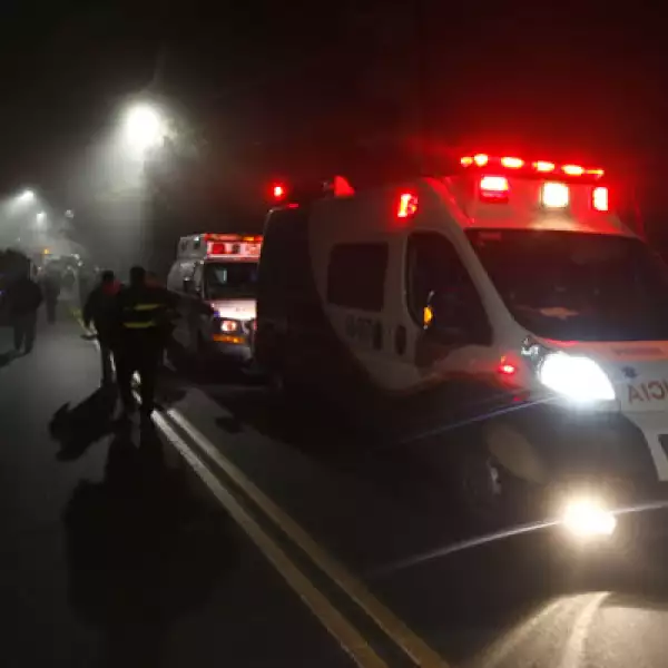 Las ambulancias acudieron al lugar del siniestro, en la primera cerrada de Monte de la Cruces, colonia Mina Vieja.