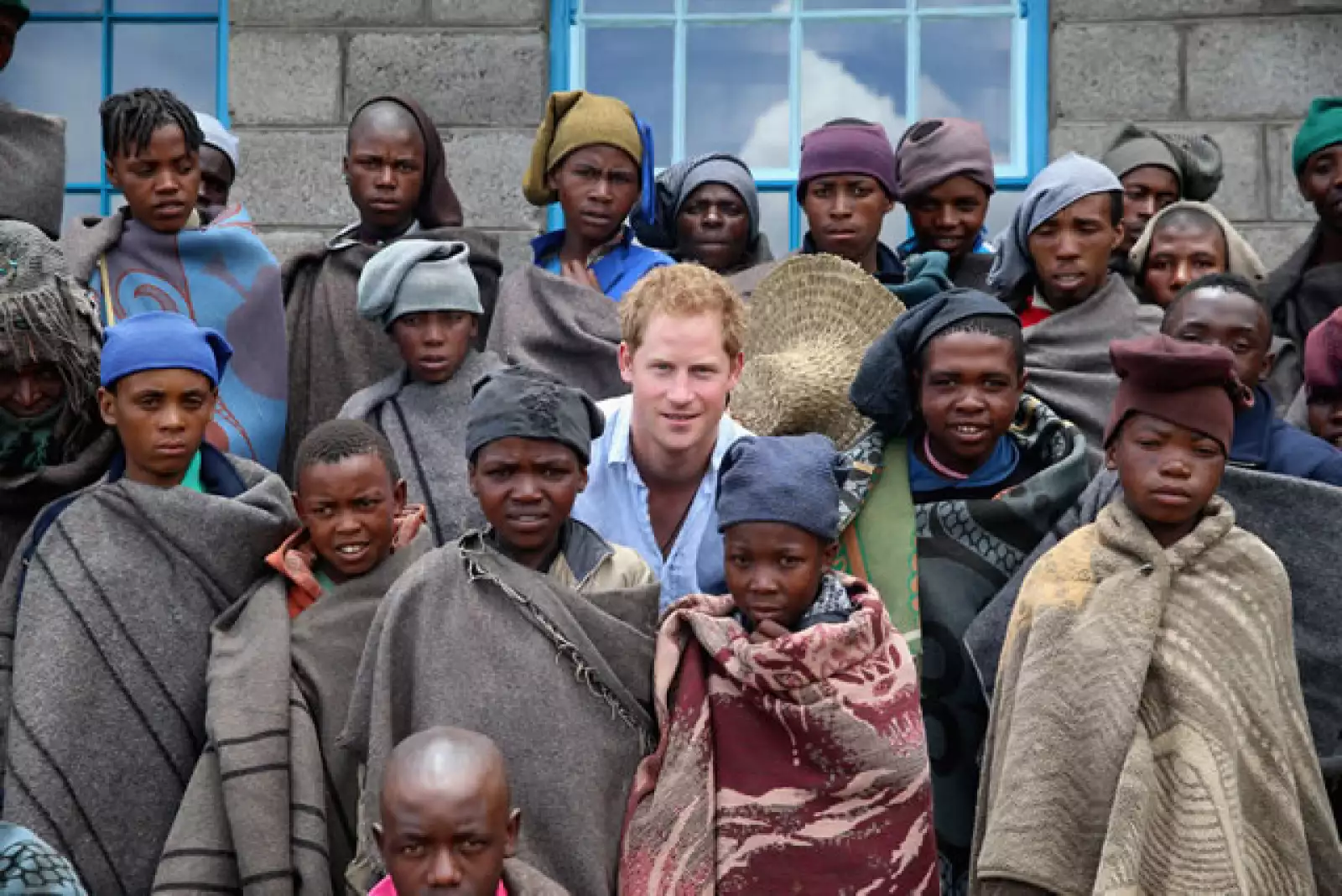 Harry se solidarizó con los niños y casi adolescentes que tienen VIH, aportando ayuda caritativa.
