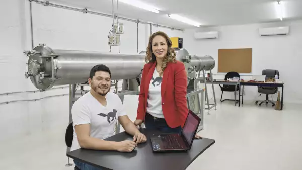 Carlos Cortés (32) y Fátima Rocha (31) quieren licenciar su tecnología a maquiladoras dedicadas a prendas de invierno