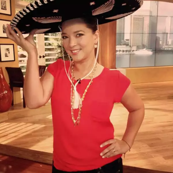Adamari Lopez, te ves muy linda con el sombrero charro.