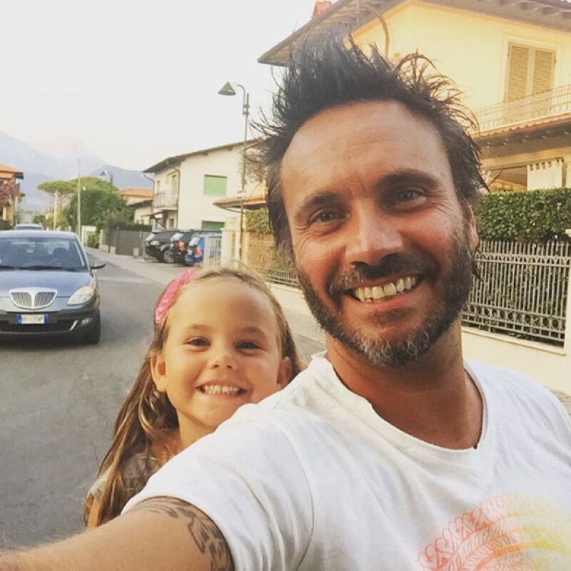 En más de una ocasión, Nek publica fotos con su familia. Especialmente con su hija Beatrice.