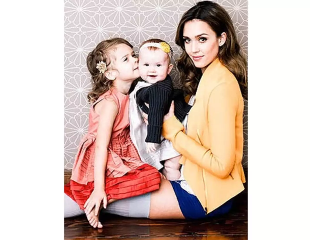 Jessica Alba posa con Honor Marie y Haven Garner.