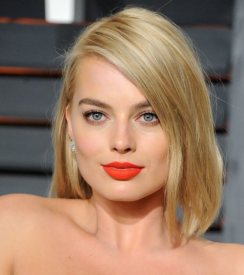 Margot Robbie se veía espectacular con este tono orange red en la alfombra roja.