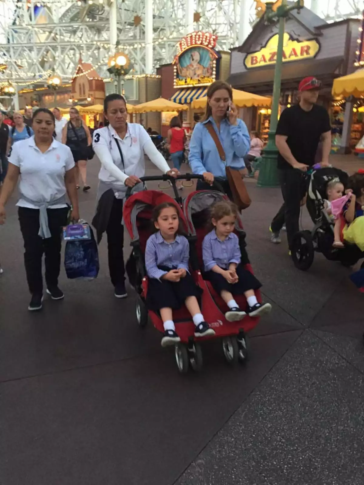 Captamos a Angélica Fuentes paseando con sus dos hijas en Disney California Adventure, acompañada de dos nanas y una guía.