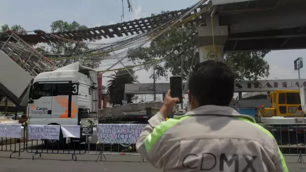 Un trabajador de Gobierno tomó una fotografía al área afectada del derrumbe de la ballena del Metro Olivos de la Línea 12