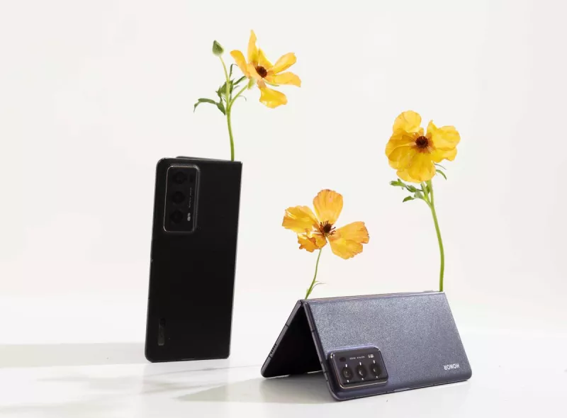 El nuevo plegable de la marca Honor es ultradelgado y muy ligero, se muestra cerrado y abierto. Honor Magic V2.