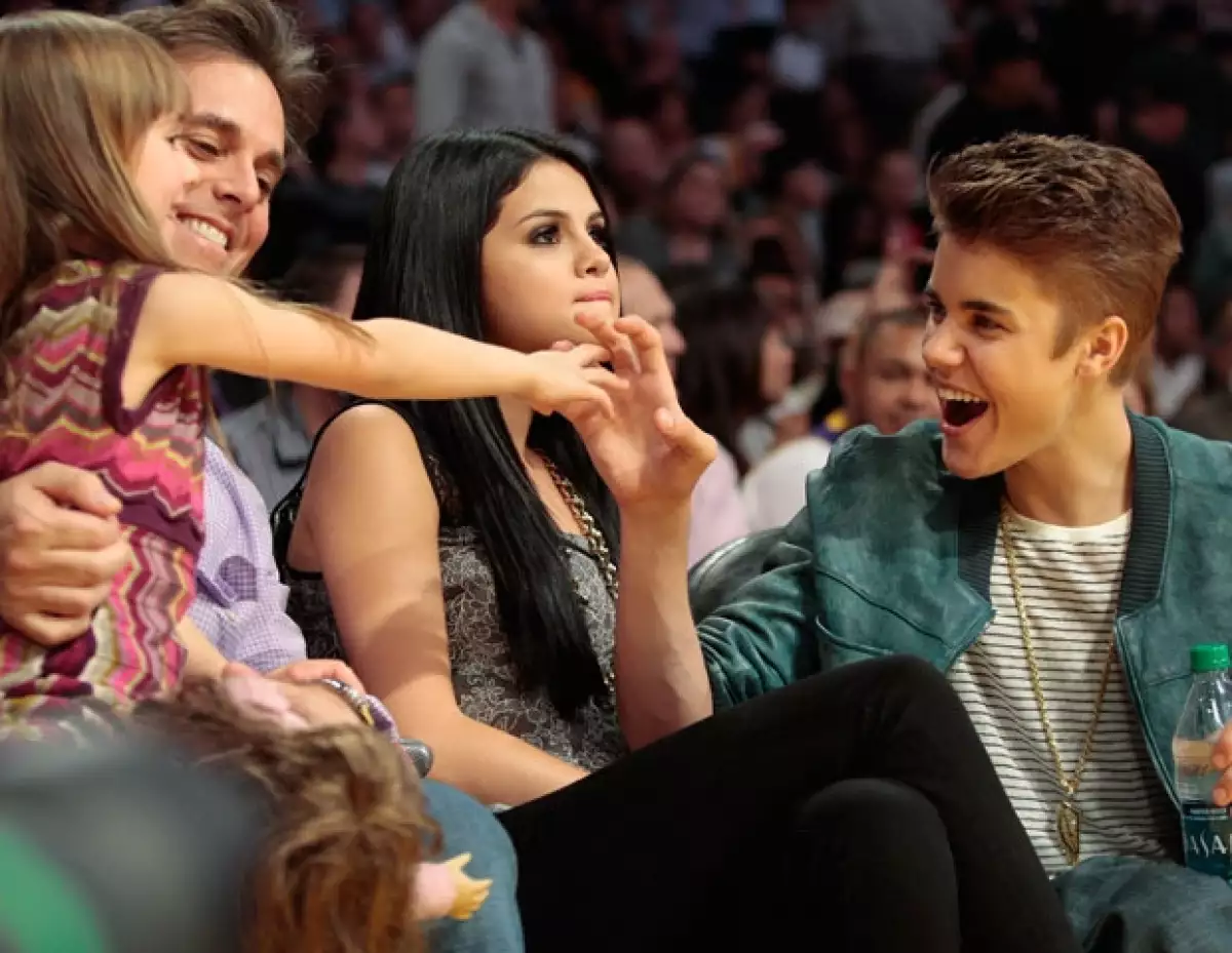 Justin Bieber y Selena Gomez acudieron al partido de Los Lakers contra los Spurs.