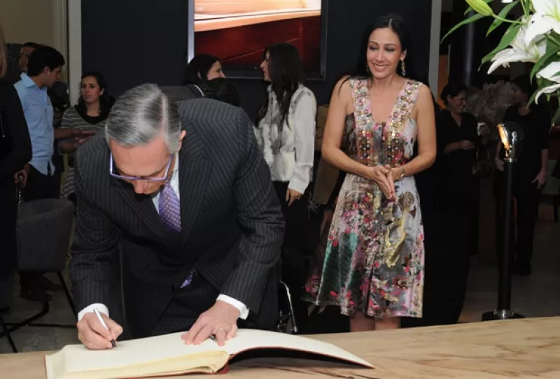 El empresario estuvo con su esposa en la inauguración de una más de las tiendas de decoración Esencial. Esta vez fue en Guadalajara, su ciudad natal.