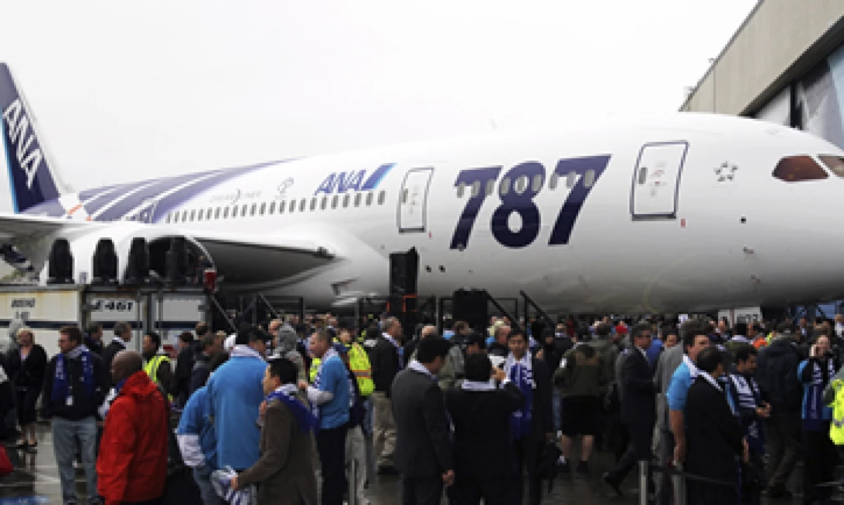 Cientos de personas se cubrieron de la lluvia bajo las alas de dos aparatos gigantescos 787. (Foto: Reuters)