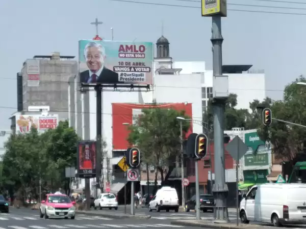 Propaganda in favor of AMLO and the revocation covers CDMX days after the consultation Spectacular on Avenida Revolución in San José Insurgentes, Benito Juárez.