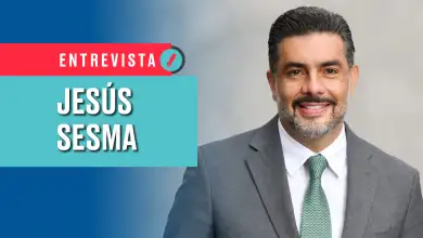 Jesús Sesma, líder del Partido Verde en CDMX, viste un saco color gris con una camisa blanca y una corbata verde.  