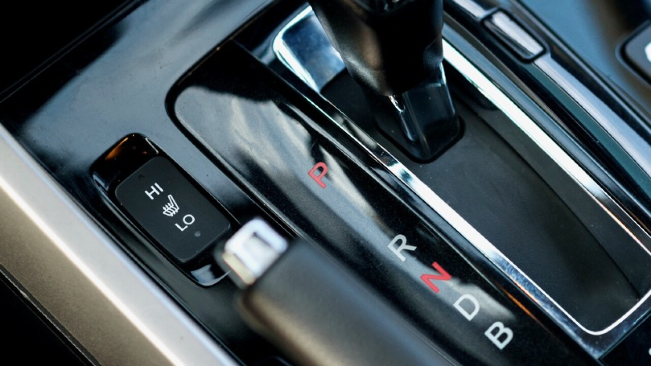 ¿Qué significa la letra B en la palanca de cambios de un auto automático y cuándo debes usarla?