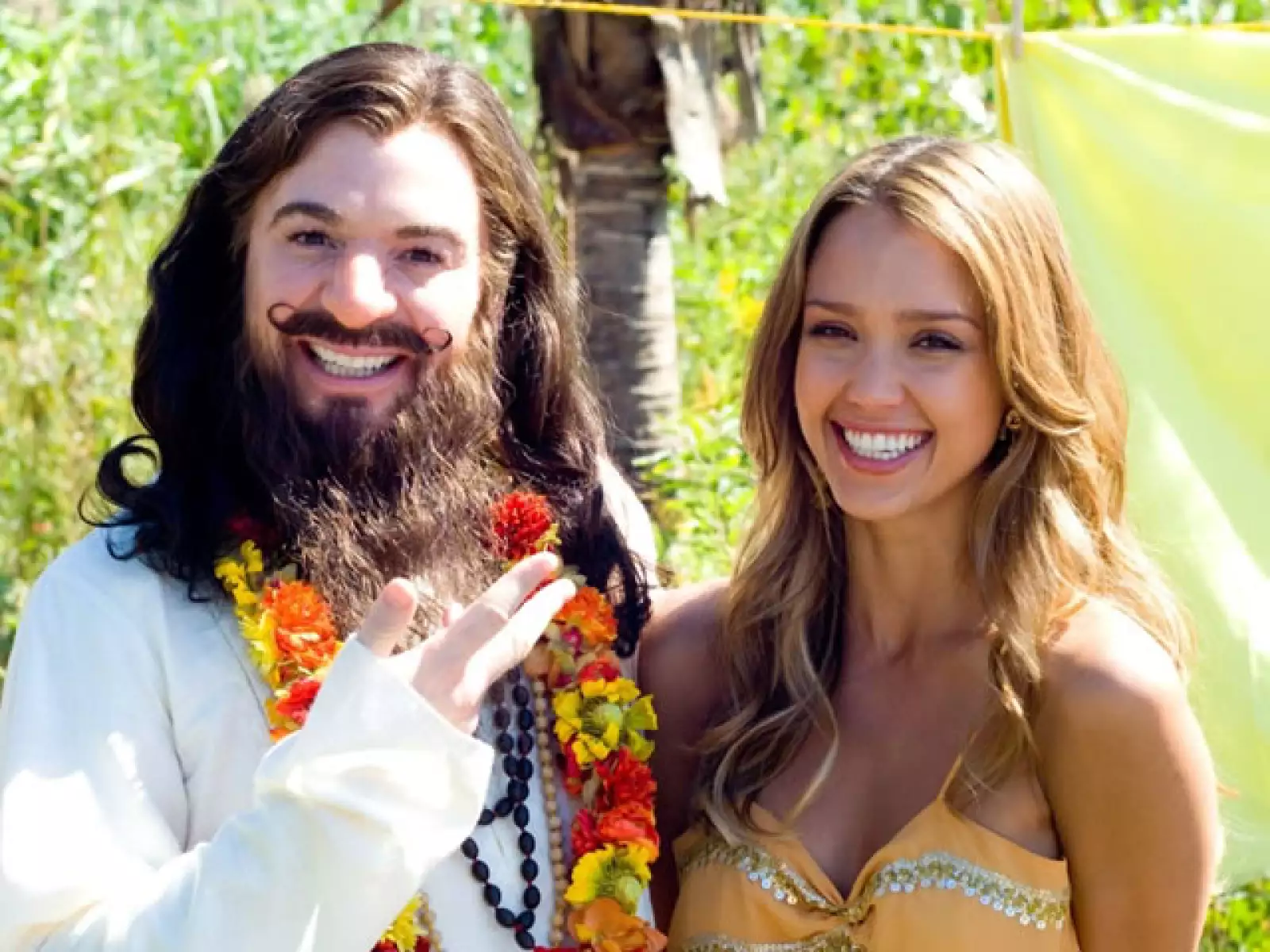En `Love guru´. Jane Bullard (Jessica Alba) dueña de los Toronto Maple Leafs, manda a Darren Roanoke (Romany Malco) su jugador estrella con el Gurú.