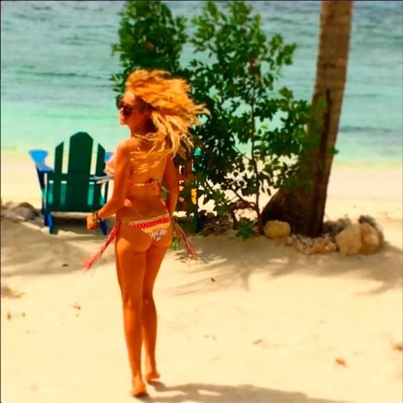 La cantante mexicana compartió en Instagram una imagen en la playa en la que la vemos lucir un traje de baño que destaca sus curvas.