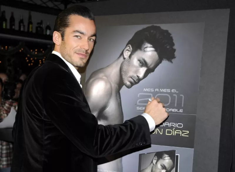 El actor presentó el anuario 2011 en el cual sus fans lo podrán ver de manera muy sensual y con el físico envidiable que actualmente tiene.